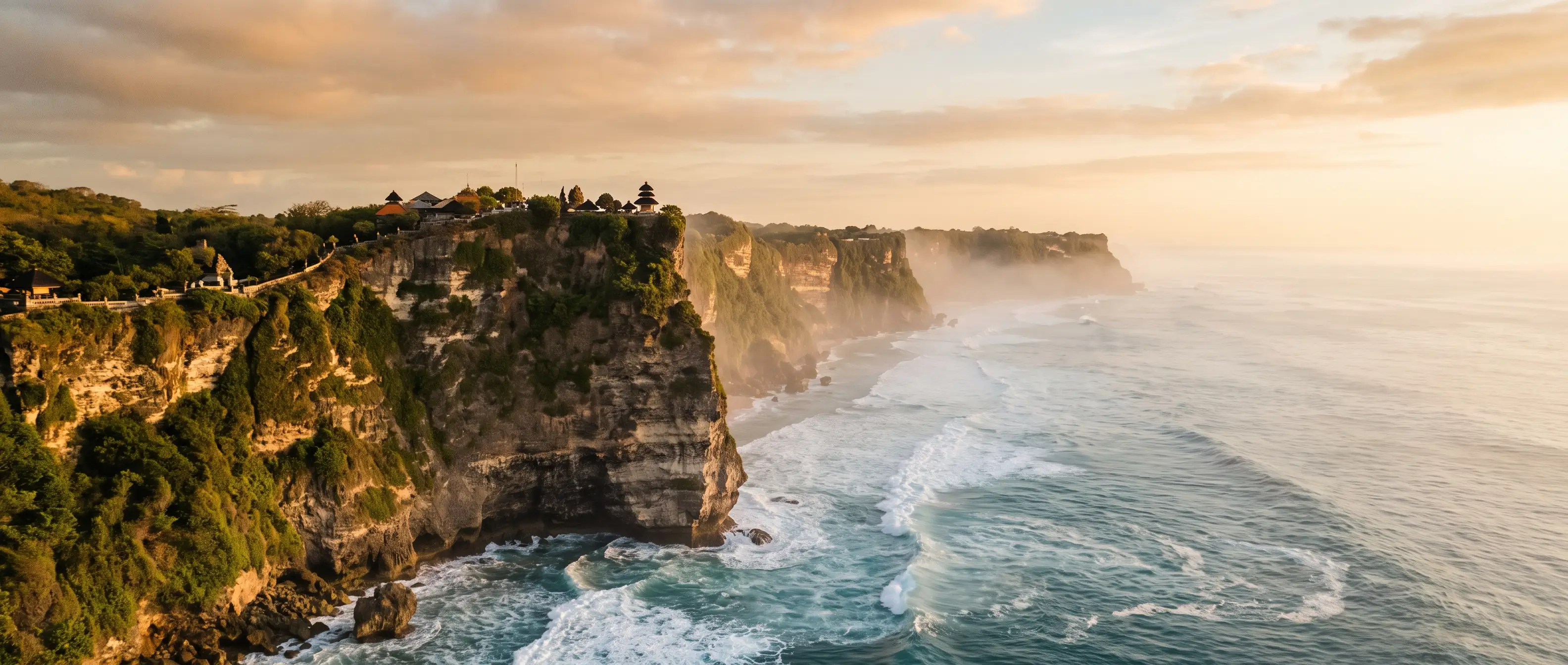 Chrám na útesu nad oceánem na Bali